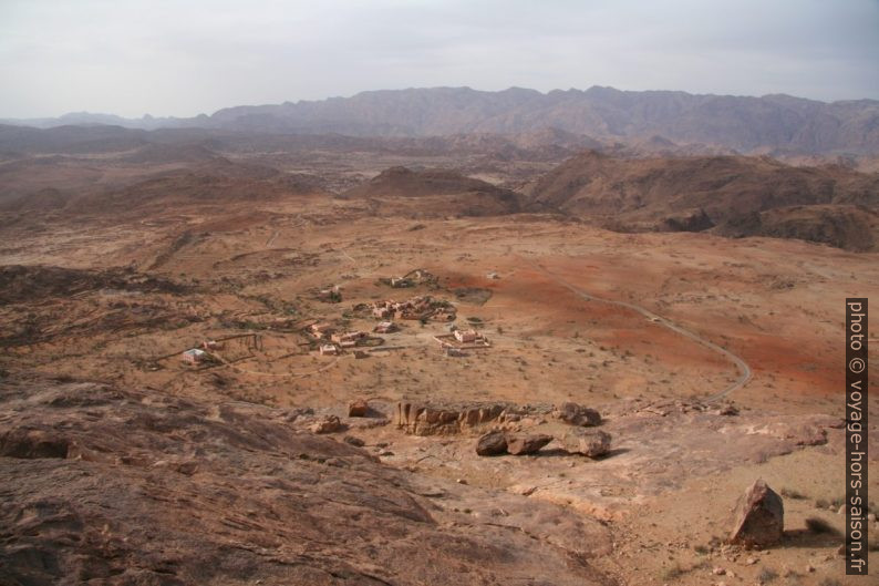 Village d'Azaghar Wayyeghd dans la steppe demi-desertique. Photo © André M. Winter