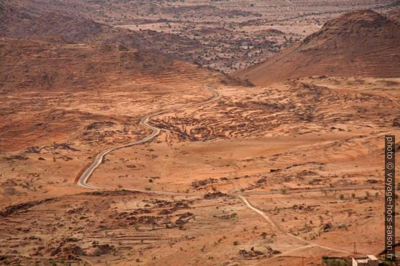 La route de Tafraoute et Aït Mansour à la hauteur d'Ayerd. Photo © André M. Winter