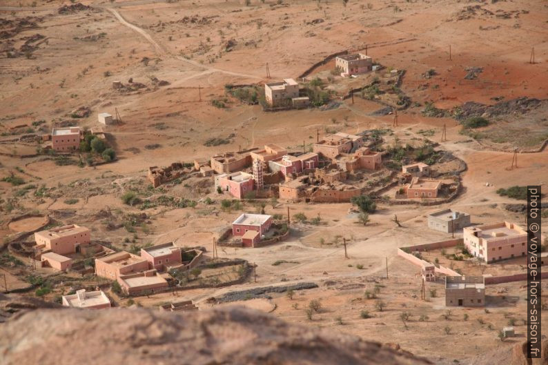 Le village d'Azaghar Wayyeghd au pied du col vers Tlata Tasrirte. Photo © André M. Winter