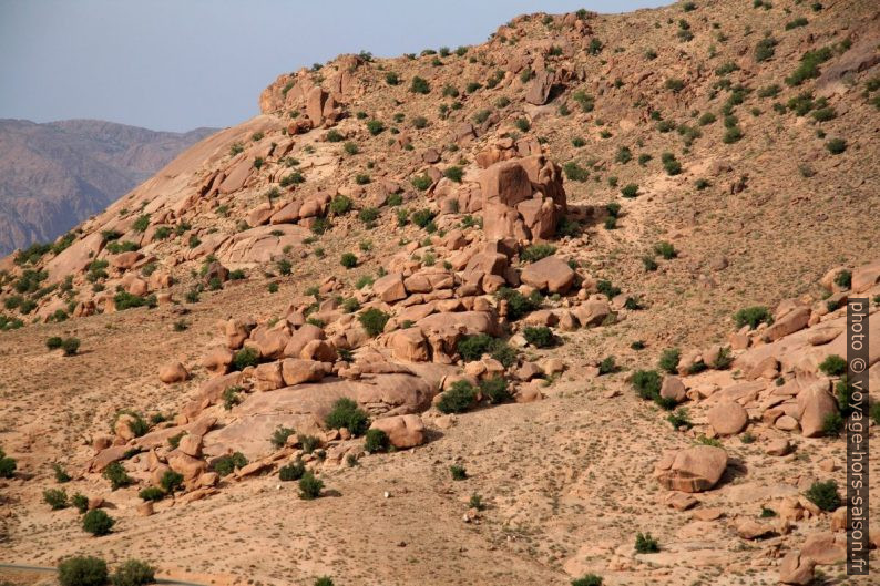 Rochers granitiques près d'Aoussift. Photo © Alex Medwedeff