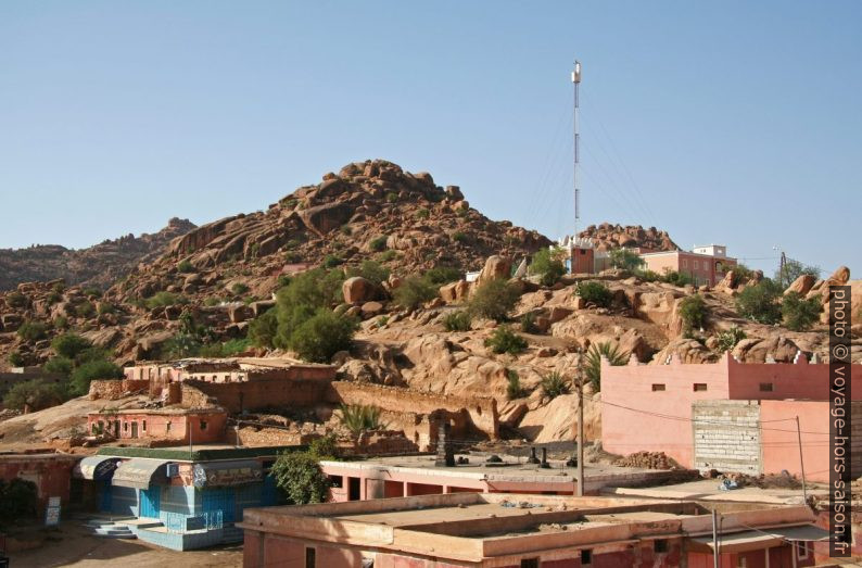 Colline avec l'Hôtel Les Amandiers. Photo © André M. Winter