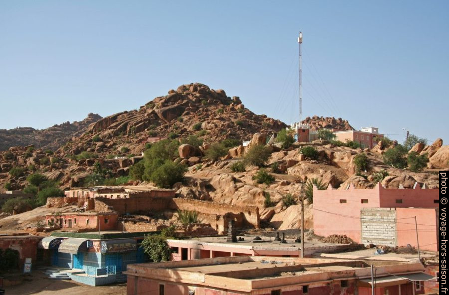 Colline avec l'Hôtel Les Amandiers. Photo © André M. Winter