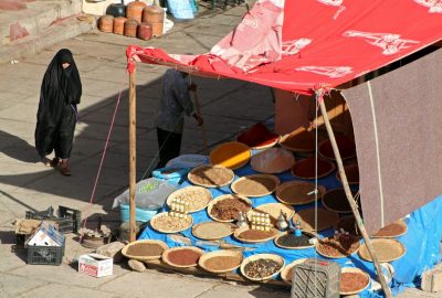 Marchand aux épices au marché de Tafraoute. Photo © André M. Winter