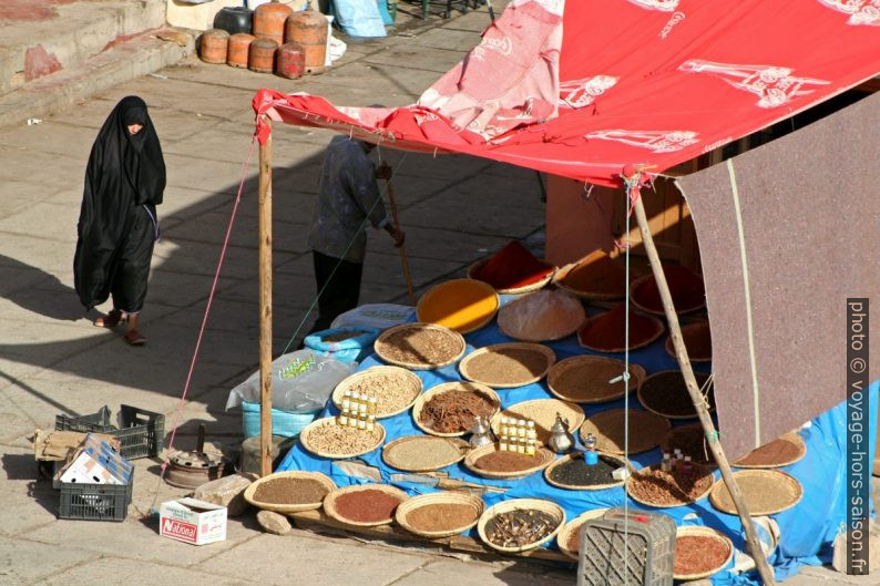 Marchand aux épices au marché de Tafraoute. Photo © André M. Winter
