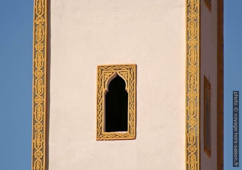 Fenêtre dans le minaret de la mosquée de Tafraoute. Photo © André M. Winter