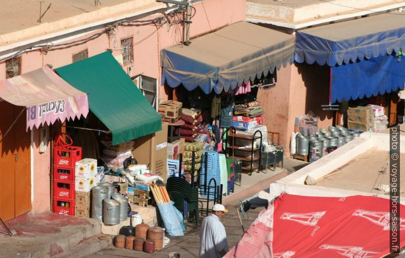 Une rue marchande à Tafraoute. Photo © André M. Winter