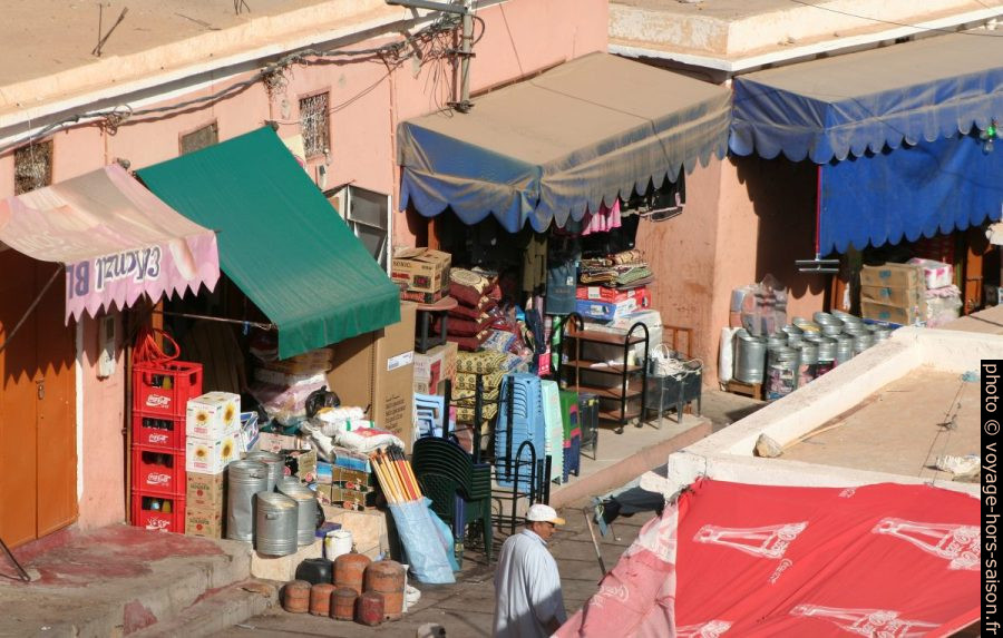 Une rue marchande à Tafraoute. Photo © André M. Winter