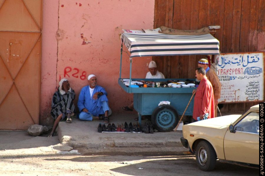 Marchand de produits seconde main à Tafraoute. Photo © André M. Winter