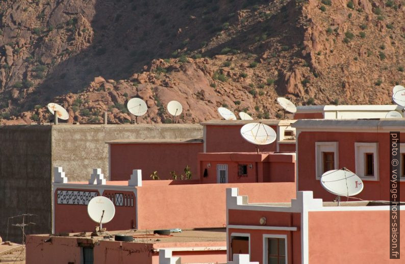 Antennes satellites à Tafraoute. Photo © André M. Winter