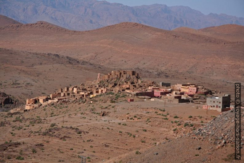 Village avec agadir le long de la route R106. Photo © André M. Winter