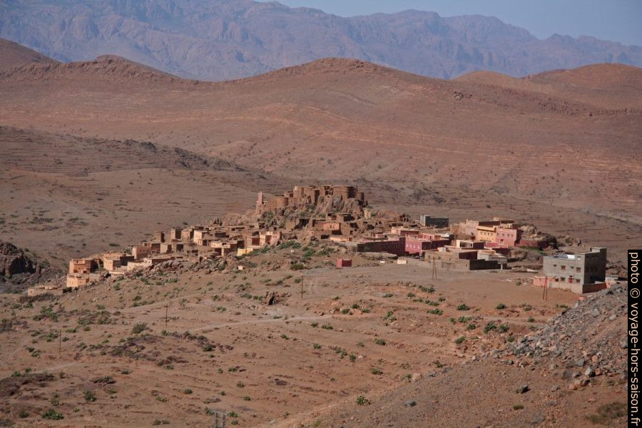 Village avec agadir le long de la route R106. Photo © André M. Winter