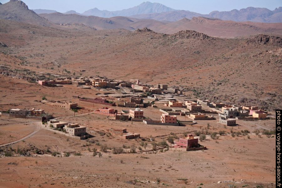 Village le long de la route entre Tafroute et Igherm. Photo © André M. Winter