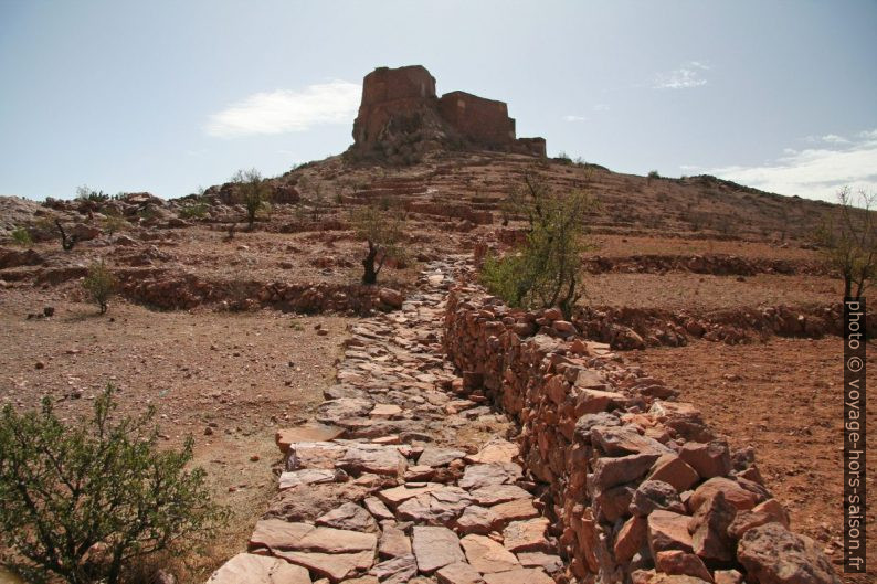 L'agadir de Tasguent et sentier montant. Photo © André M. Winter