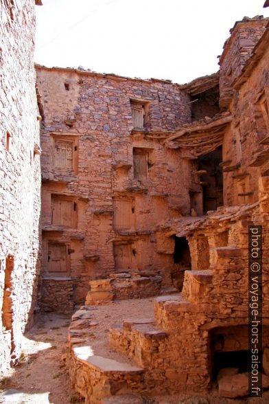 Cour sud de l'agadir de Tasguent. Photo © Alex Medwedeff