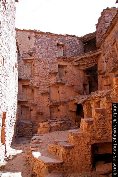 Cour sud de l'agadir de Tasguent. Photo © Alex Medwedeff