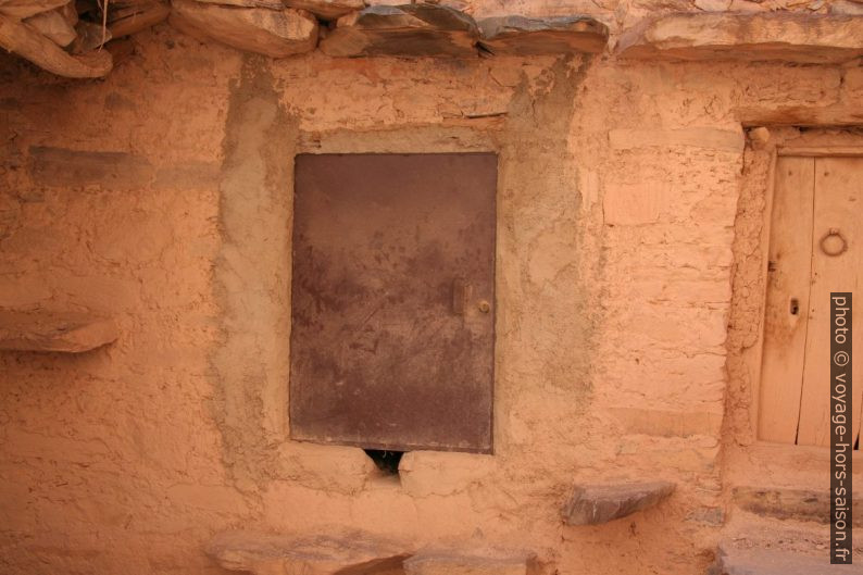 Une porte moderne dans l'agadir de Tasguent. Photo © André M. Winter