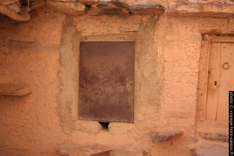 Une porte moderne dans l'agadir de Tasguent. Photo © André M. Winter