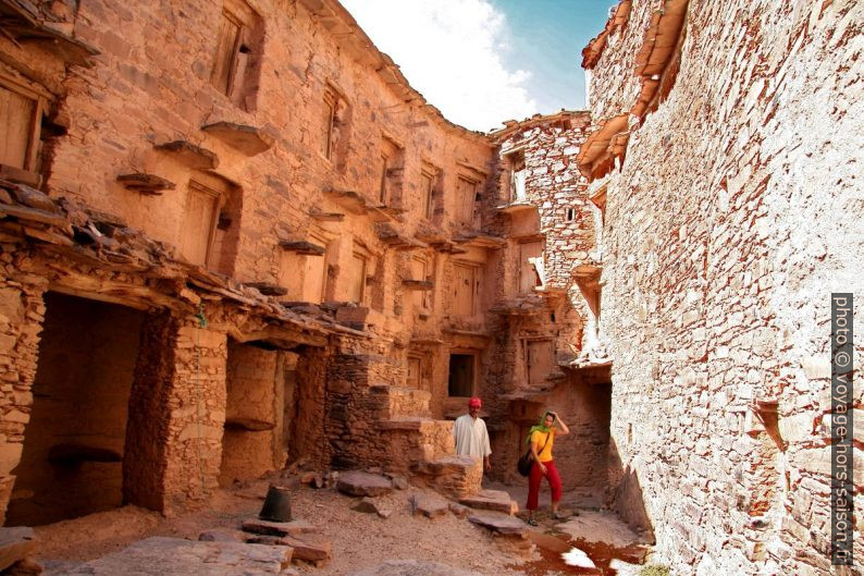 Notre guide et Alexandra dans l'agadir de Tasguent. Photo © André M. Winter