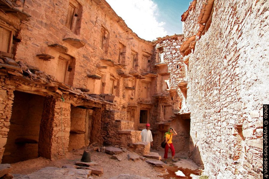 Notre guide et Alexandra dans l'agadir de Tasguent. Photo © André M. Winter