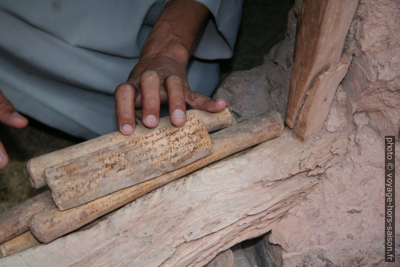 Documents manuscrits sur bois gardés dans l'agadir de Tasguent. Photo © André M. Winter