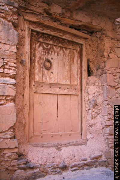 Une porte décorée dans l'agadir de Tasguent. Photo © Alex Medwedeff