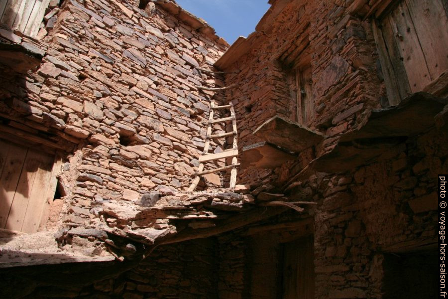 Accès par escalier en bois dans l'agadir de Tasguent. Photo © André M. Winter
