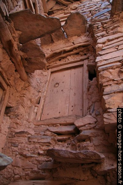 Une porte dans l'agadir de Tasguent. Photo © Alex Medwedeff
