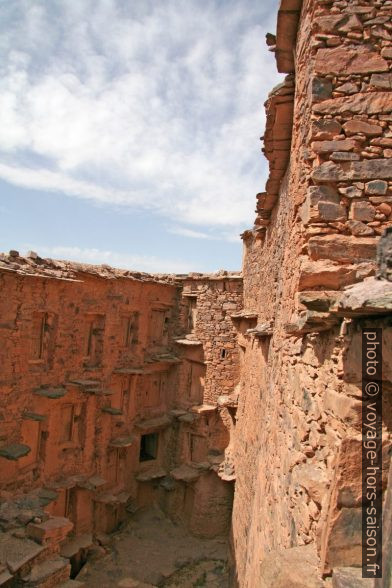 Cour sud de l'agadir de Tasguent. Photo © Alex Medwedeff