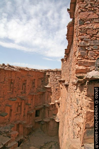 Cour sud de l'agadir de Tasguent. Photo © Alex Medwedeff