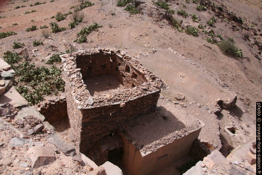 Tour de guet au sud-ouest de l'agadir de Tasguent. Photo © André M. Winter