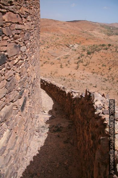 Chemin de contrôle hors des murs d'enceinte de l'agadir de Tasguent. Photo © Alex Medwedeff