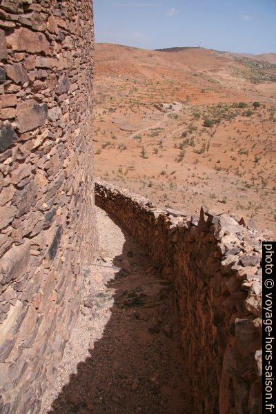 Chemin de contrôle hors des murs d'enceinte de l'agadir de Tasguent. Photo © Alex Medwedeff