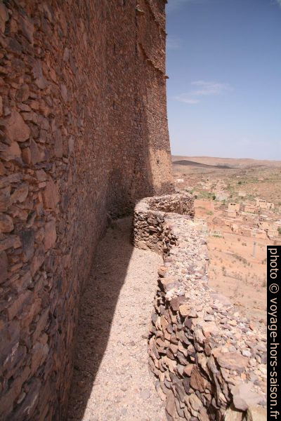 Chemin de contrôle hors des murs d'enceinte de l'agadir de Tasguent. Photo © Alex Medwedeff