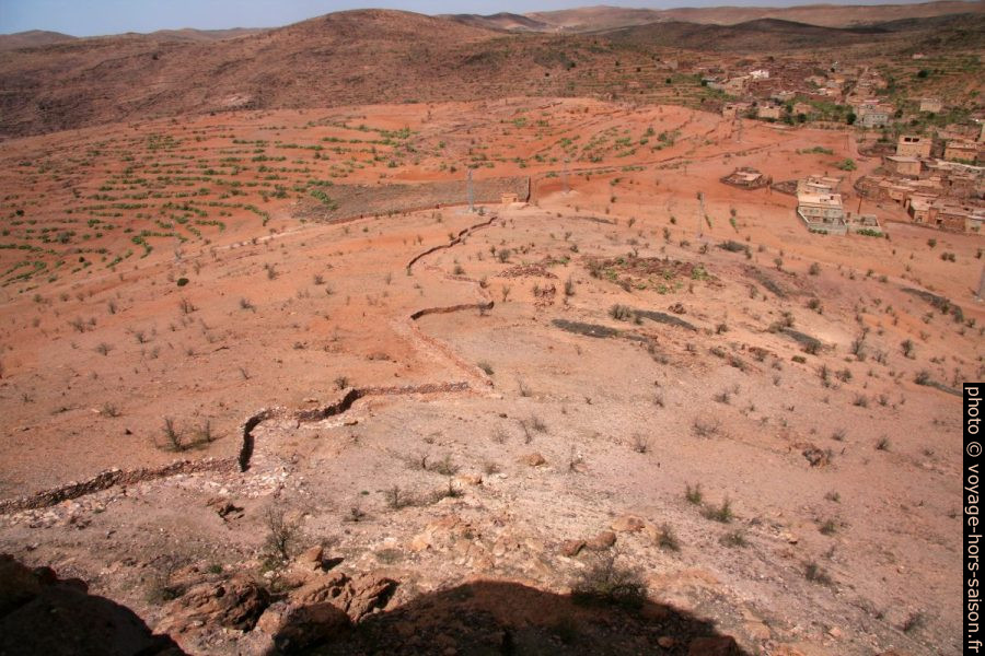 Chemin d'accès à l'agadir et le village d'Alma. Photo © André M. Winter