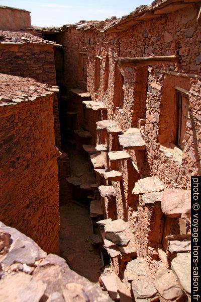 La cour au nord de l'agadir de Tasguent. Photo © Alex Medwedeff