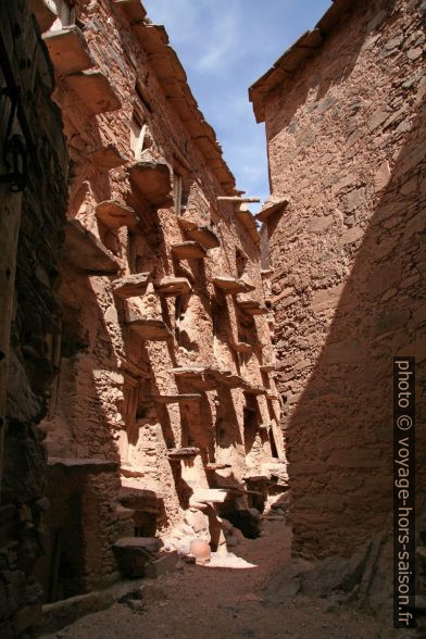 Cour centrale de l'agadir de Tasguent. Photo © Alex Medwedeff