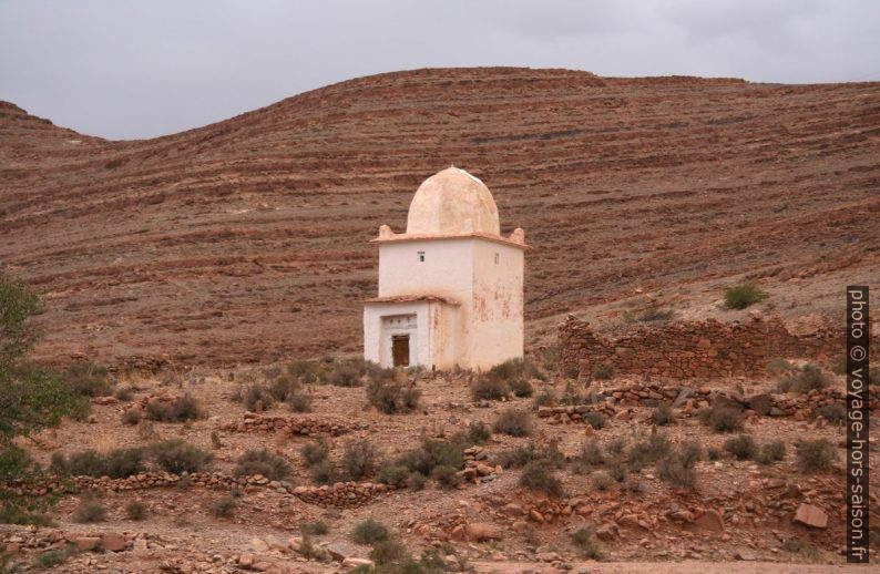 Marabout sur la route au sud d'Igherm. Photo © André M. Winter