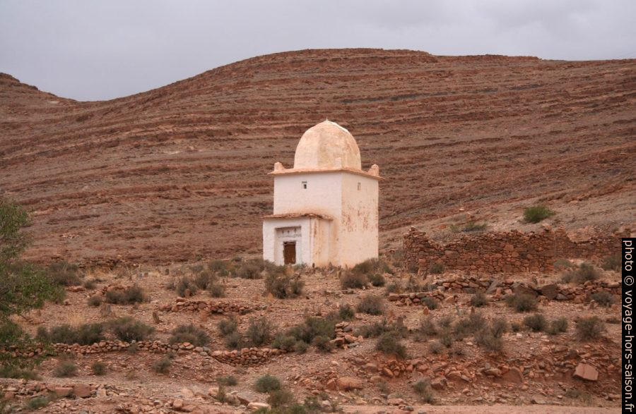 Marabout sur la route au sud d'Igherm. Photo © André M. Winter