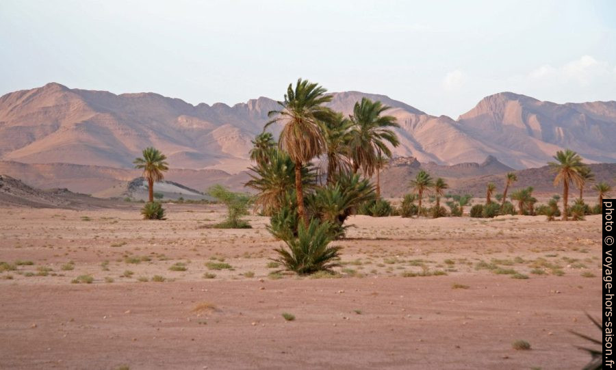 Chaîne montagneuse au sud de Tata. Photo © André M. Winter