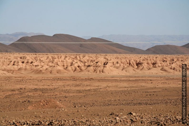 Plaine alluvionnaire erodée au nord du Sahara. Photo © André M. Winter