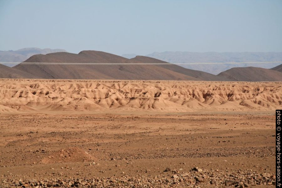 Plaine alluvionnaire erodée au nord du Sahara. Photo © André M. Winter