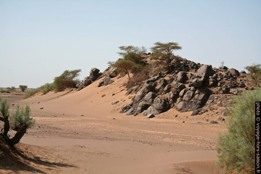 Arête rocheuses et amas de sable au nord du Sahara. Photo © André M. Winter