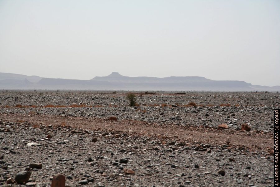 Montagne tabulaire au sud de Foum-Zguid. Photo © André M. Winter