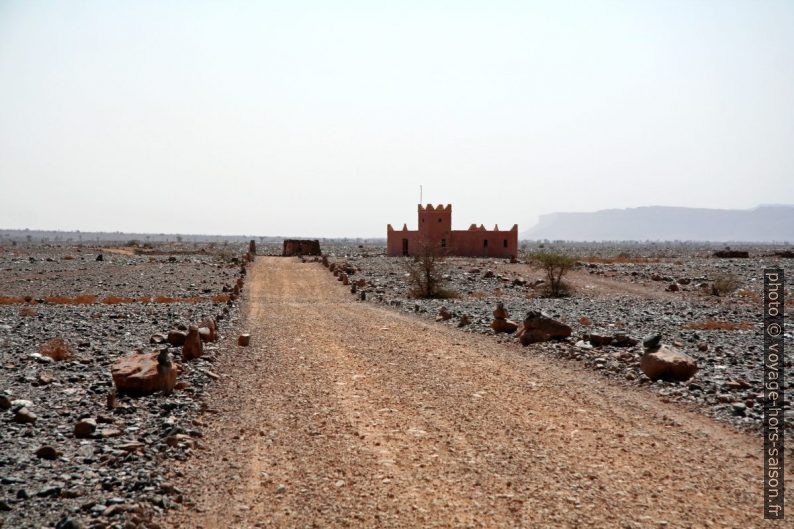 Poste de contrôle militaire au sud de Foum-Zguid. Photo © André M. Winter