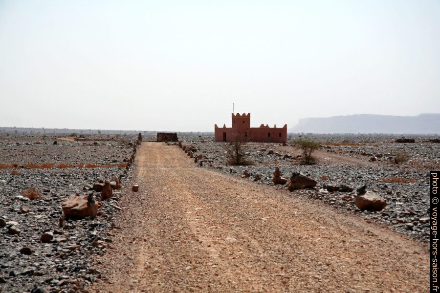 Poste de contrôle militaire au sud de Foum-Zguid. Photo © André M. Winter