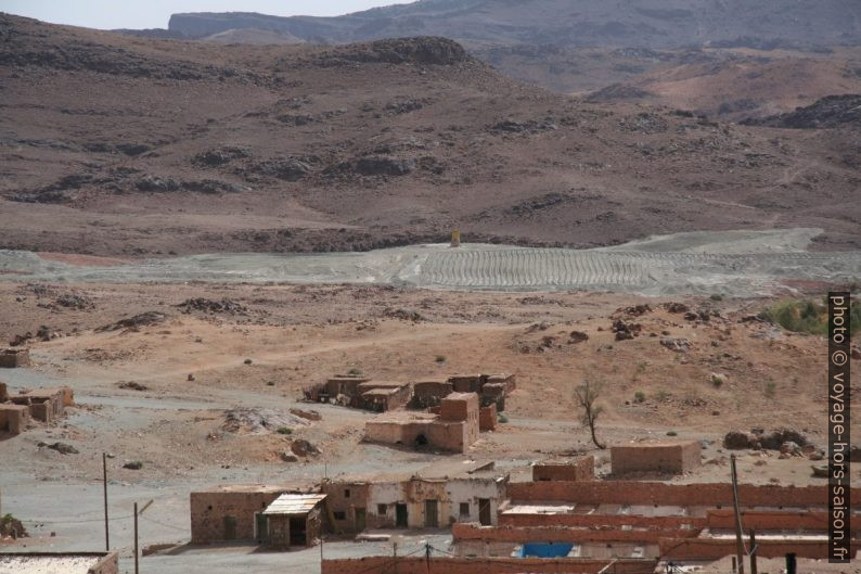 Dépots de gangue de la mine de Bou Azzer. Photo © André M. Winter