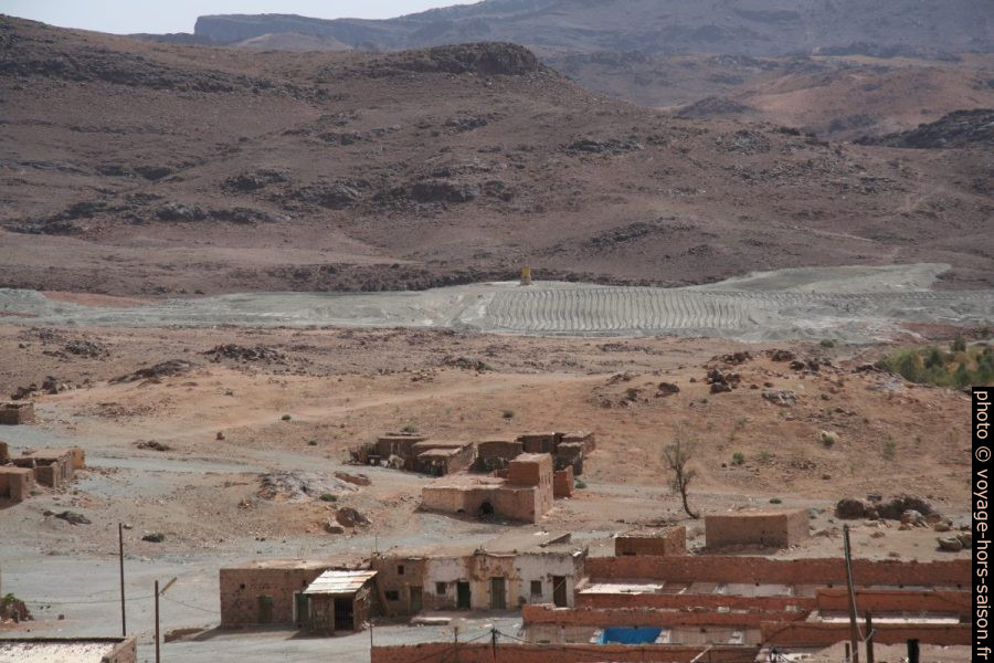 Dépots de gangue de la mine de Bou Azzer. Photo © André M. Winter
