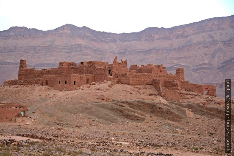 Ksar en ruine près de Taakilt. Photo © André M. Winter