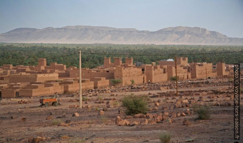 Village longeant l'oasis de la vallée du Drâa. Photo © André M. Winter