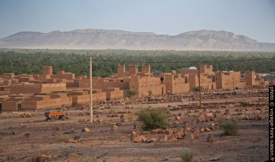 Village longeant l'oasis de la vallée du Drâa. Photo © André M. Winter